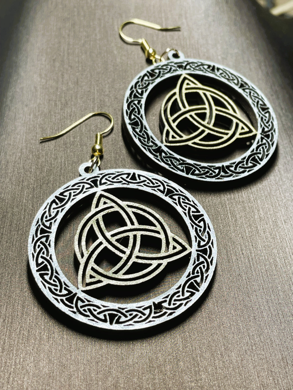 Boucles d'oreilles en bois de noyer bicolore Triquetra