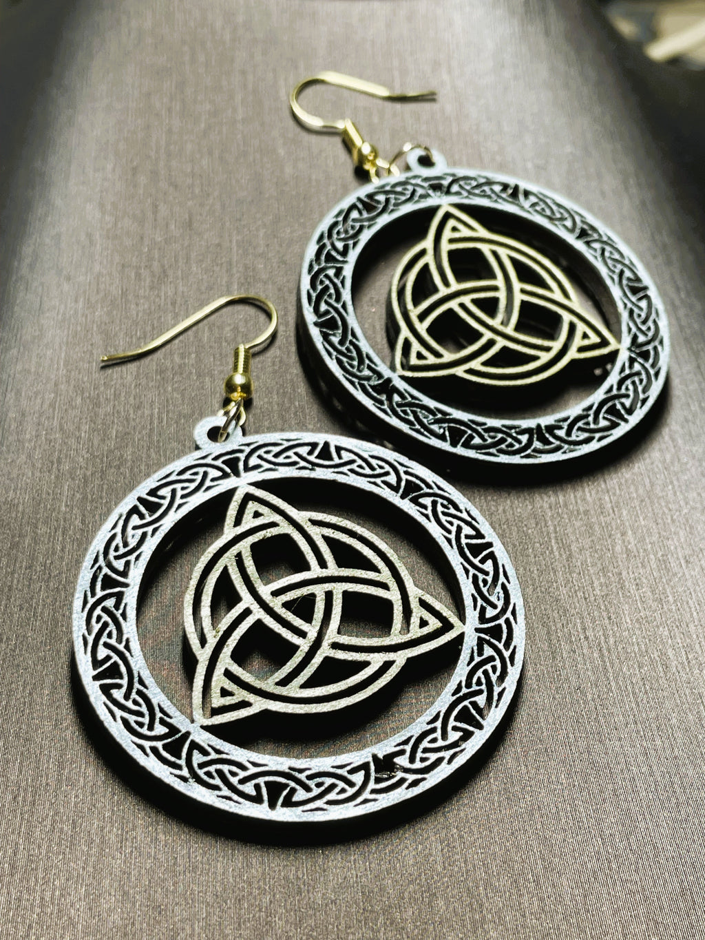 Boucles d'oreilles en bois de noyer bicolore Triquetra