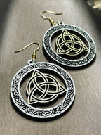 Boucles d'oreilles en bois de noyer bicolore Triquetra