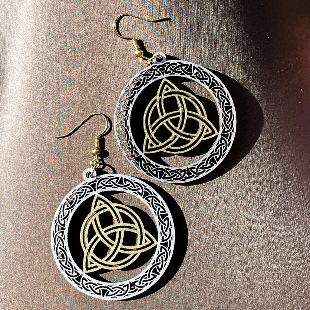 Boucles d'oreilles en bois de noyer bicolore Triquetra