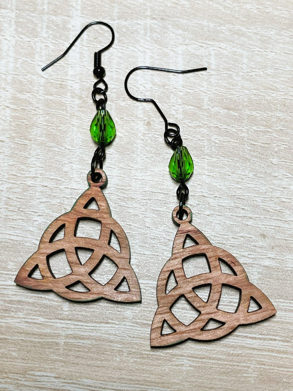 Boucles d'oreilles en bois de noyer naturel Triquetra & cristal