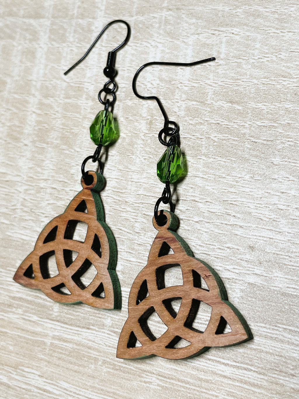 Boucles d'oreilles en bois de noyer naturel Triquetra & cristal