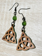 Boucles d'oreilles en bois de noyer naturel Triquetra & cristal