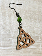 Boucles d'oreilles en bois de noyer naturel Triquetra & cristal