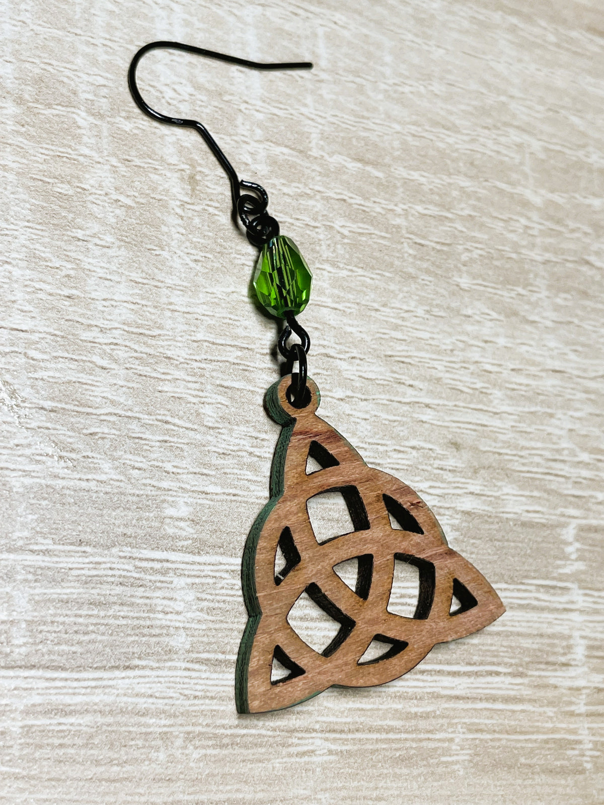 Boucles d'oreilles en bois de noyer naturel Triquetra & cristal
