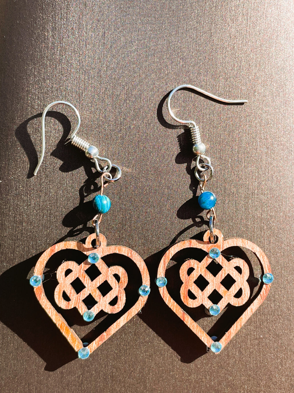 Boucles d'oreilles en bois de noyer Noeud Triple Coeur Celtique & Strass & perle oeil du tigre bleu