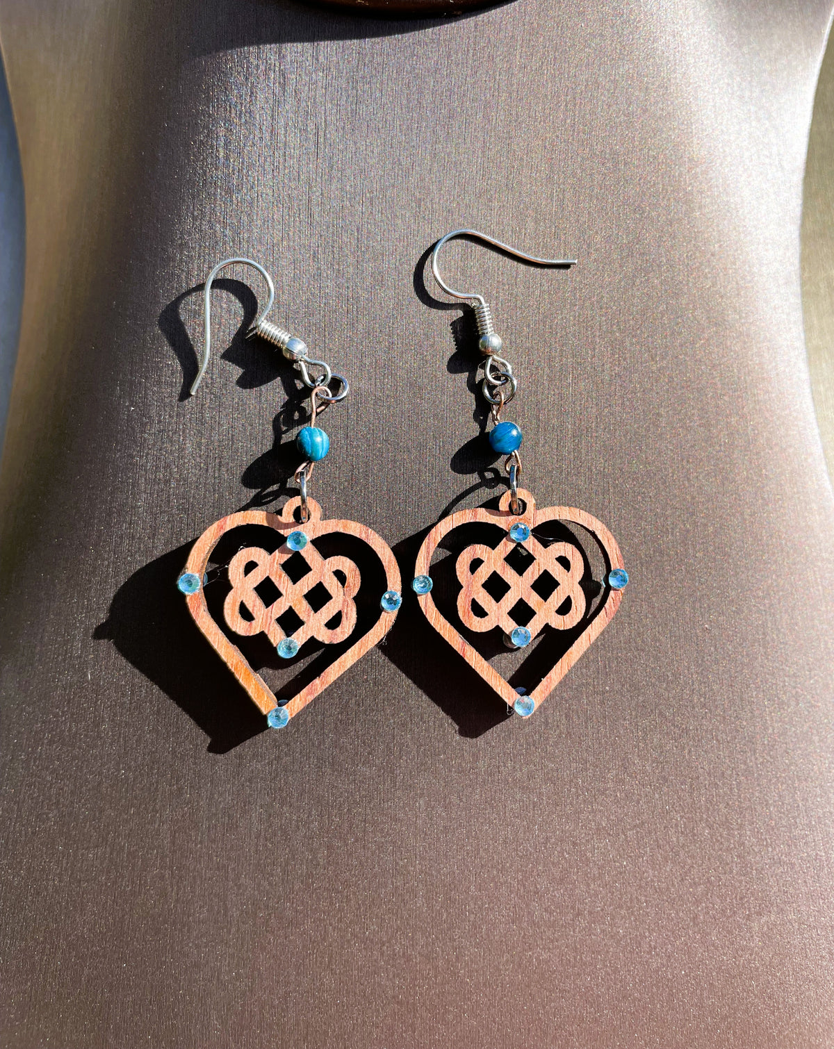 Boucles d'oreilles en bois de noyer Noeud Triple Coeur Celtique & Strass & perle oeil du tigre bleu