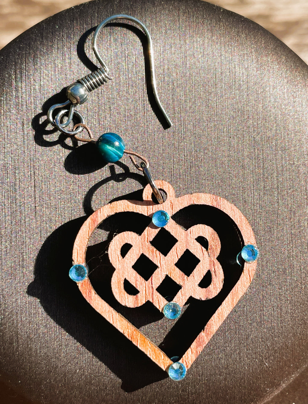 Boucles d'oreilles en bois de noyer Noeud Triple Coeur Celtique & Strass & perle oeil du tigre bleu
