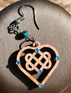 Boucles d'oreilles en bois de noyer Noeud Triple Coeur Celtique & Strass & perle oeil du tigre bleu