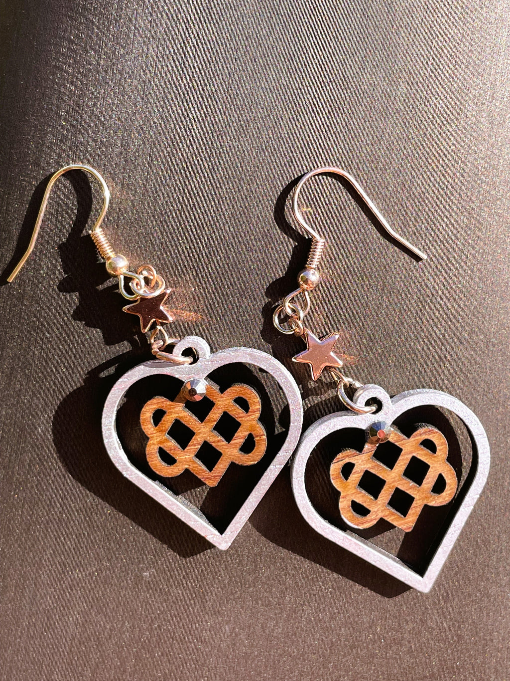 Boucles d'oreilles en bois de noyer Noeud Triple Coeur Celtique & couleur or rose & strass