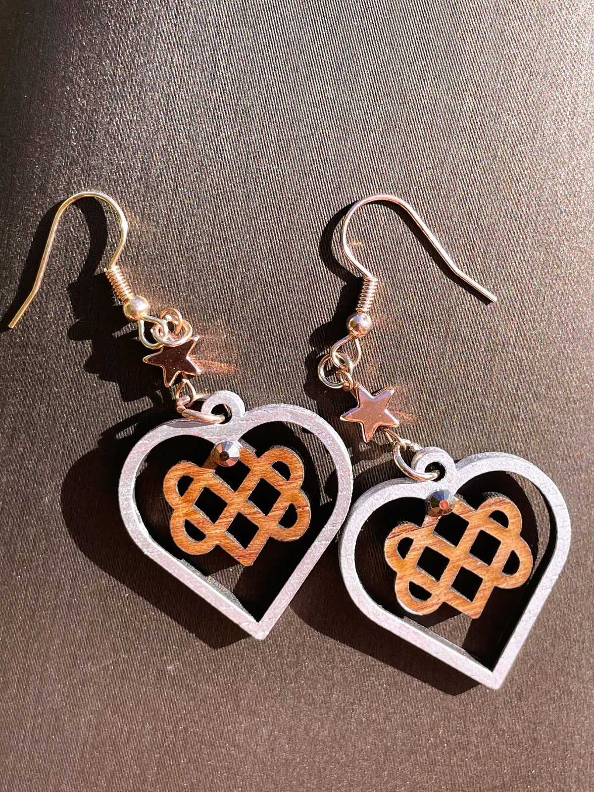 Boucles d'oreilles en bois de noyer Noeud Triple Coeur Celtique & couleur or rose & strass