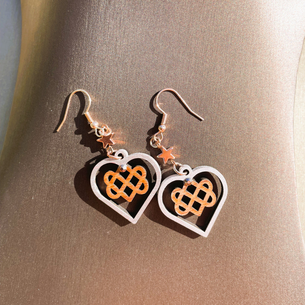 Boucles d'oreilles en bois de noyer Noeud Triple Coeur Celtique & couleur or rose & strass