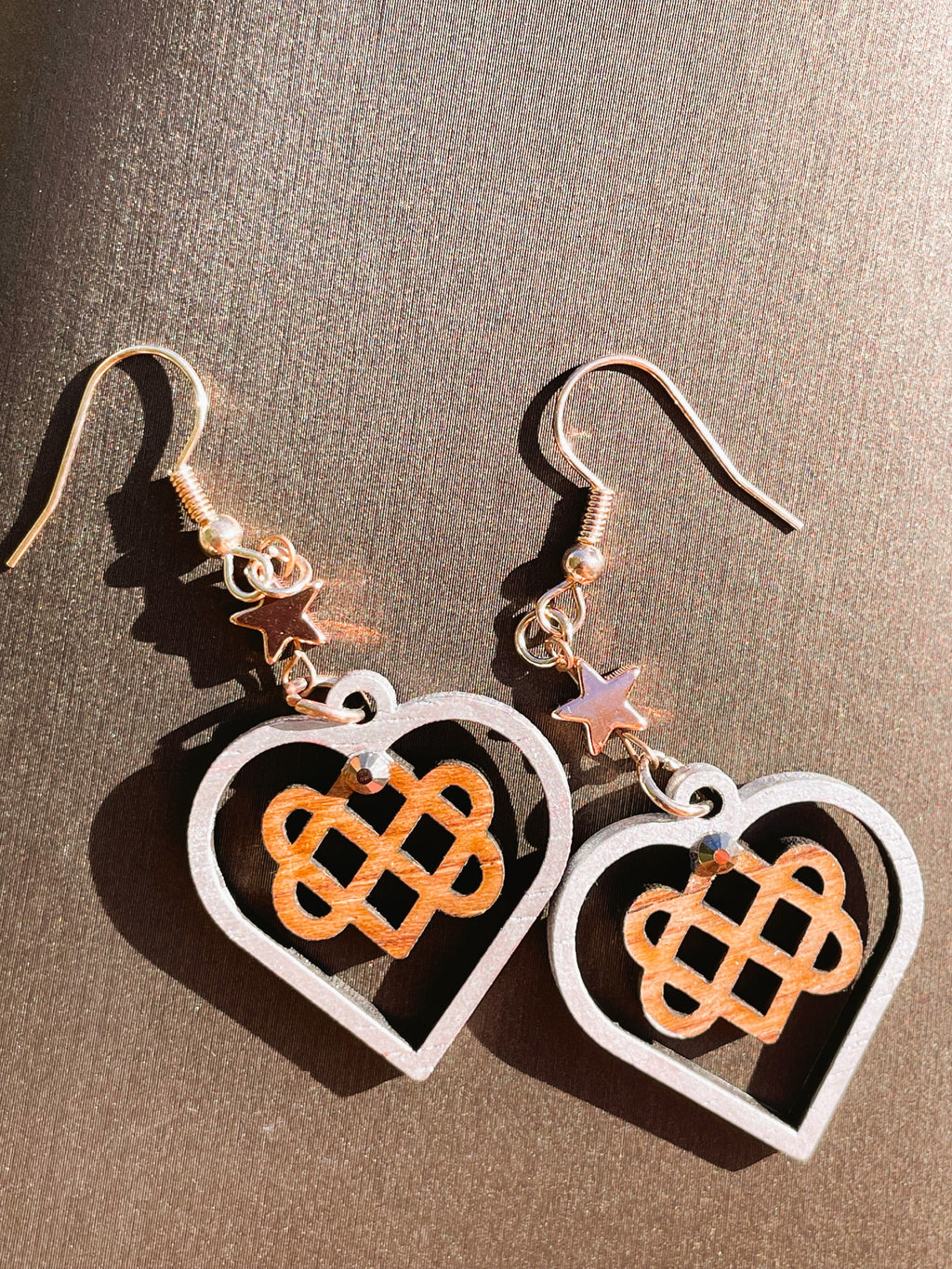 Boucles d'oreilles en bois de noyer Noeud Triple Coeur Celtique & couleur or rose & strass