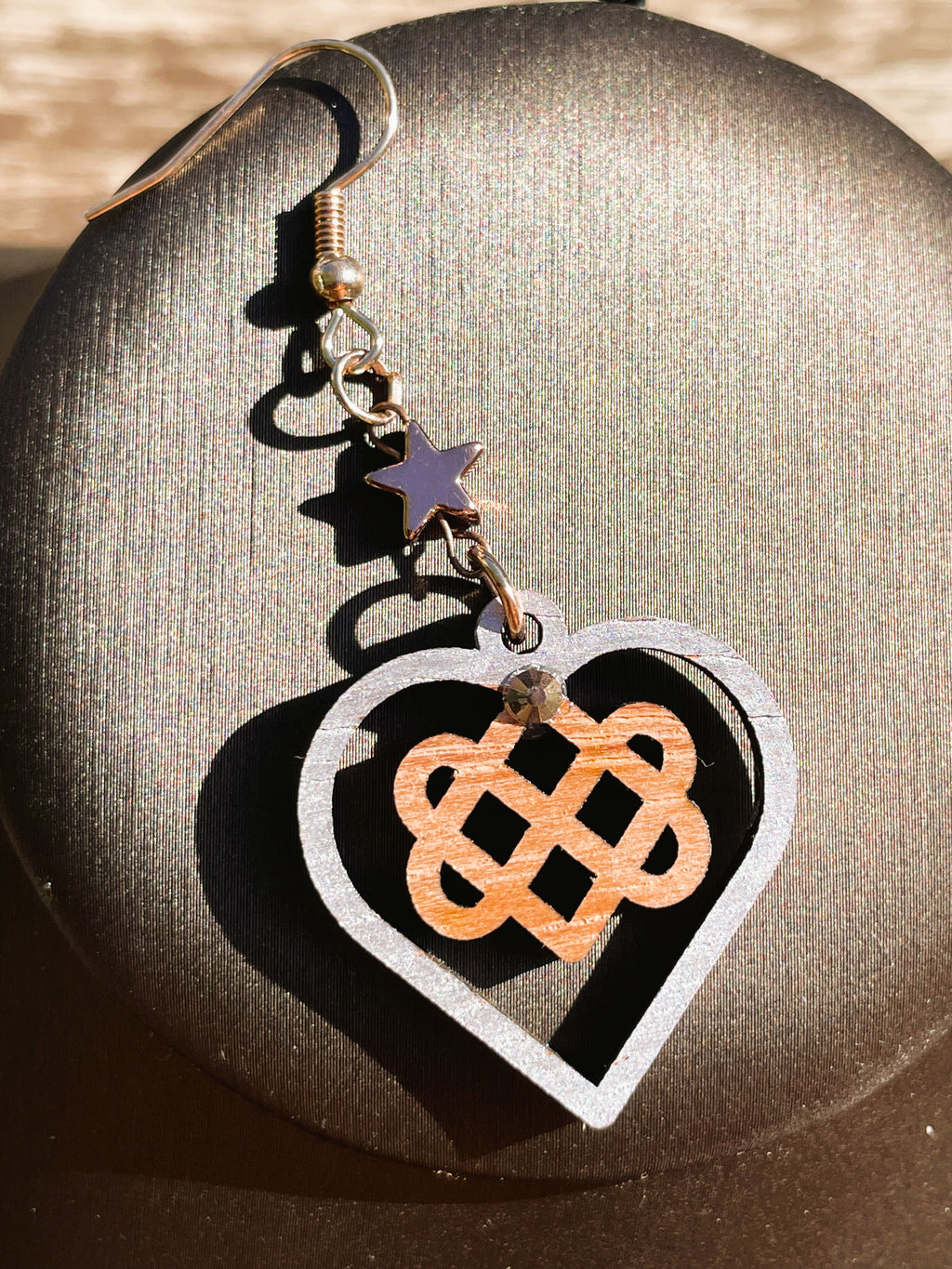 Boucles d'oreilles en bois de noyer Noeud Triple Coeur Celtique & couleur or rose & strass