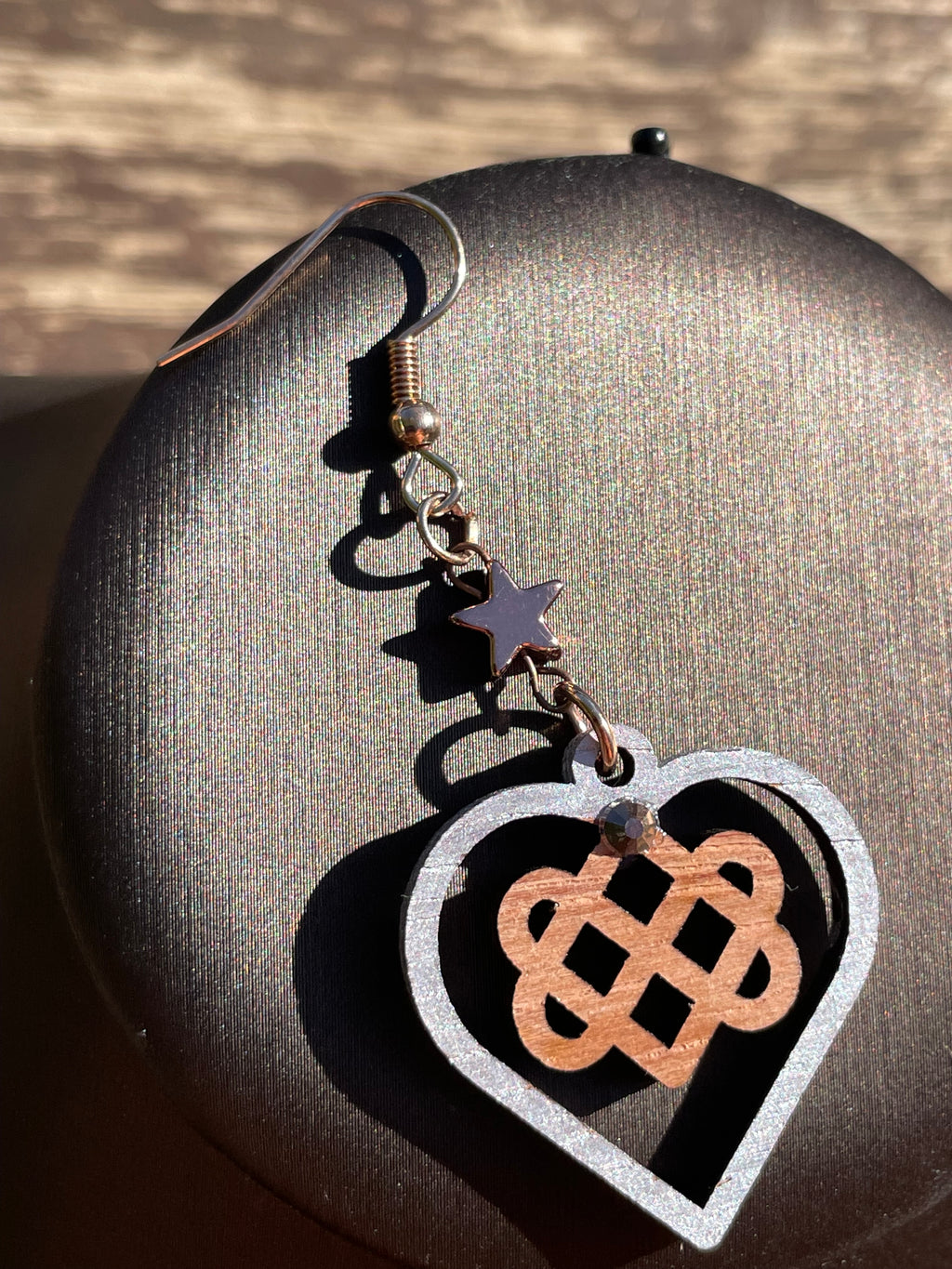 Boucles d'oreilles en bois de noyer Noeud Triple Coeur Celtique & couleur or rose & strass