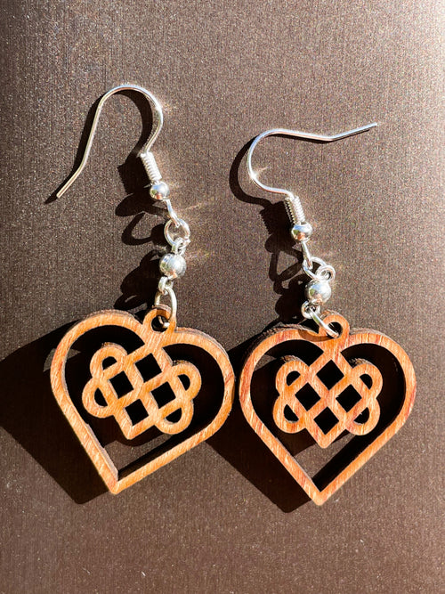 Boucles d'oreilles en bois de noyer Noeud Triple Coeur Celtique & perle d'hématite argentée