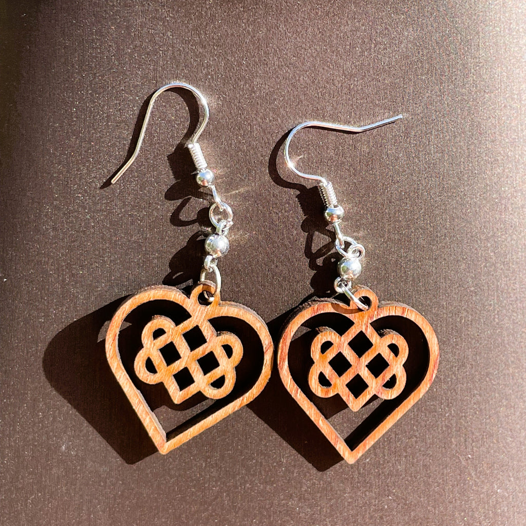 Boucles d'oreilles en bois de noyer Noeud Triple Coeur Celtique & perle d'hématite argentée