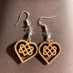 Boucles d'oreilles en bois de noyer Noeud Triple Coeur Celtique & perle d'hématite argentée