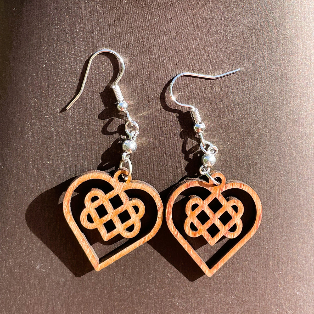 Boucles d'oreilles en bois de noyer Noeud Triple Coeur Celtique & perle d'hématite argentée