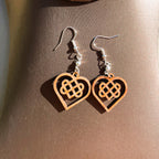 Boucles d'oreilles en bois de noyer Noeud Triple Coeur Celtique & perle d'hématite argentée
