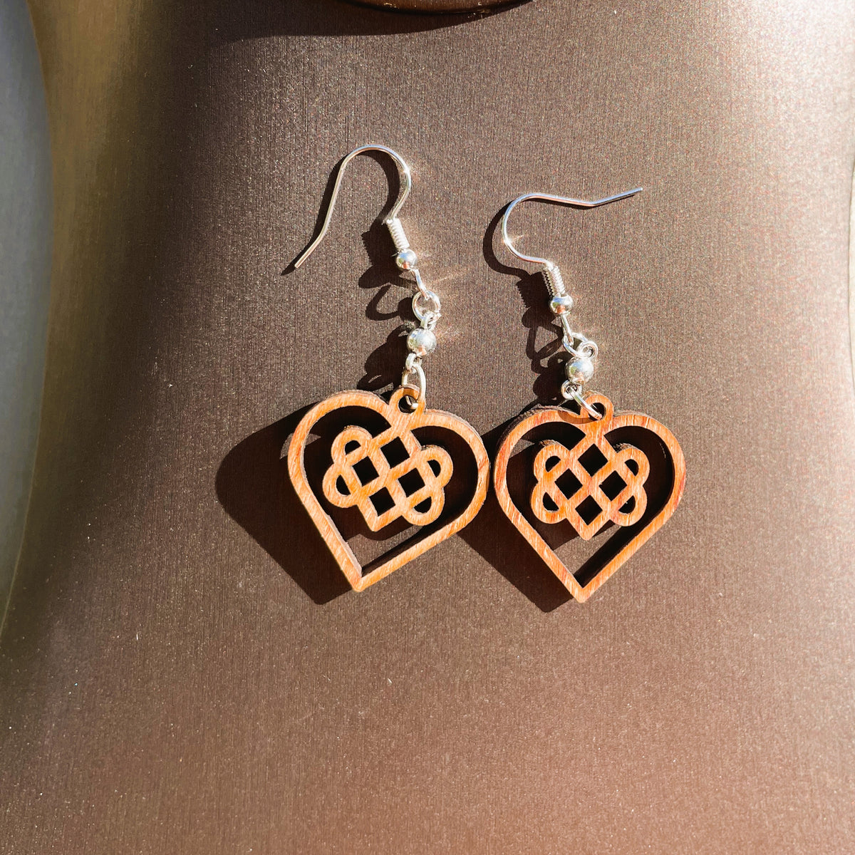 Boucles d'oreilles en bois de noyer Noeud Triple Coeur Celtique & perle d'hématite argentée