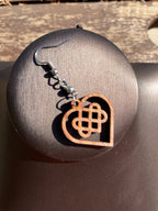 Boucles d'oreilles en bois de noyer Noeud Triple Coeur Celtique & perle d'hématite argentée