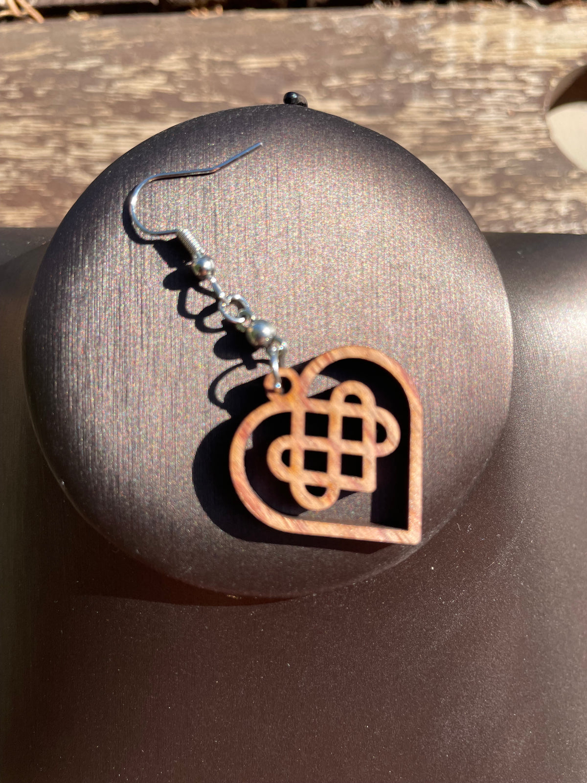 Boucles d'oreilles en bois de noyer Noeud Triple Coeur Celtique & perle d'hématite argentée