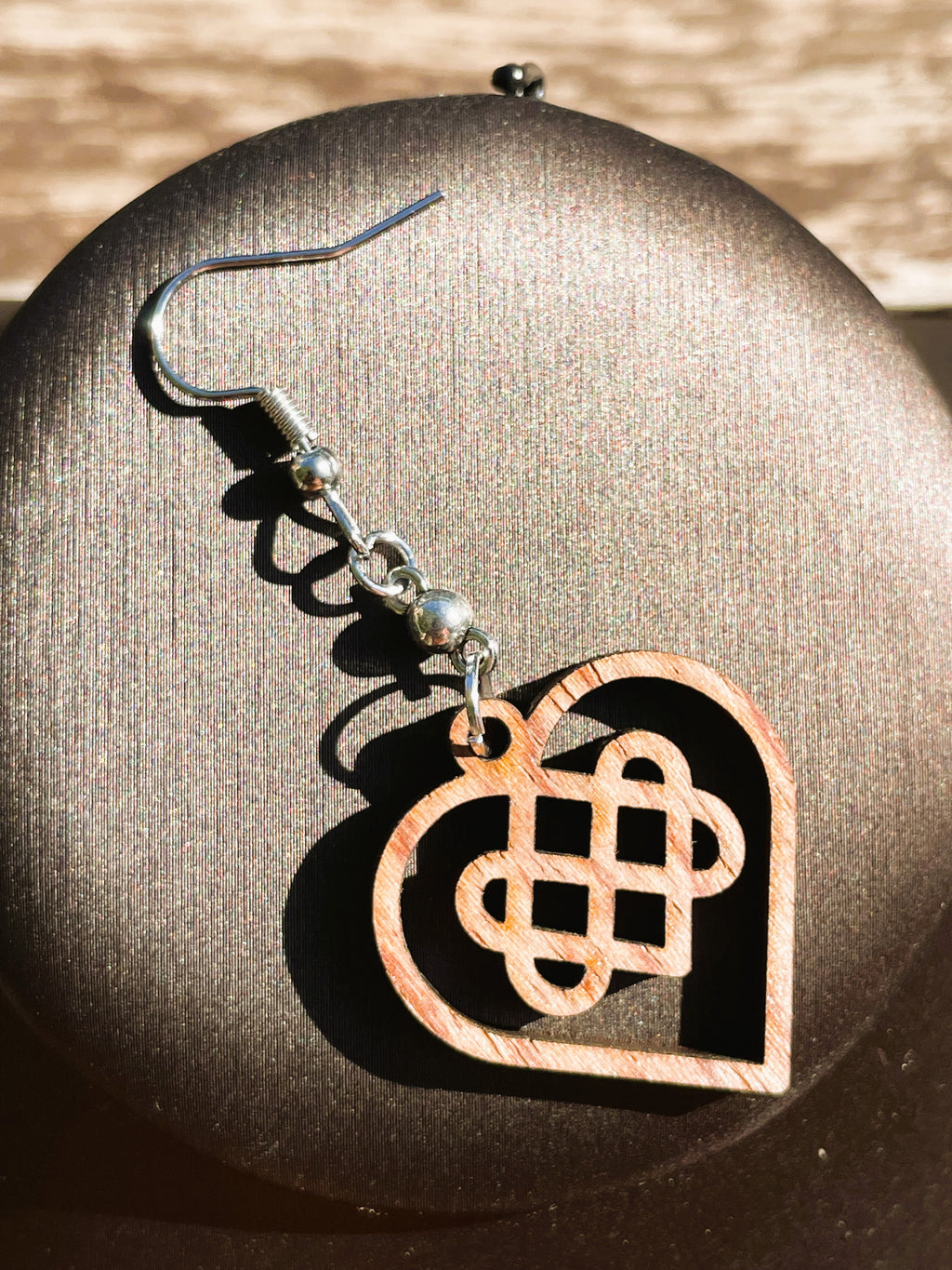 Boucles d'oreilles en bois de noyer Noeud Triple Coeur Celtique & perle d'hématite argentée