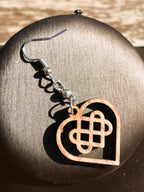 Boucles d'oreilles en bois de noyer Noeud Triple Coeur Celtique & perle d'hématite argentée