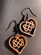 Boucles d'oreilles en bois de noyer Noeud Triple Coeur Celtique