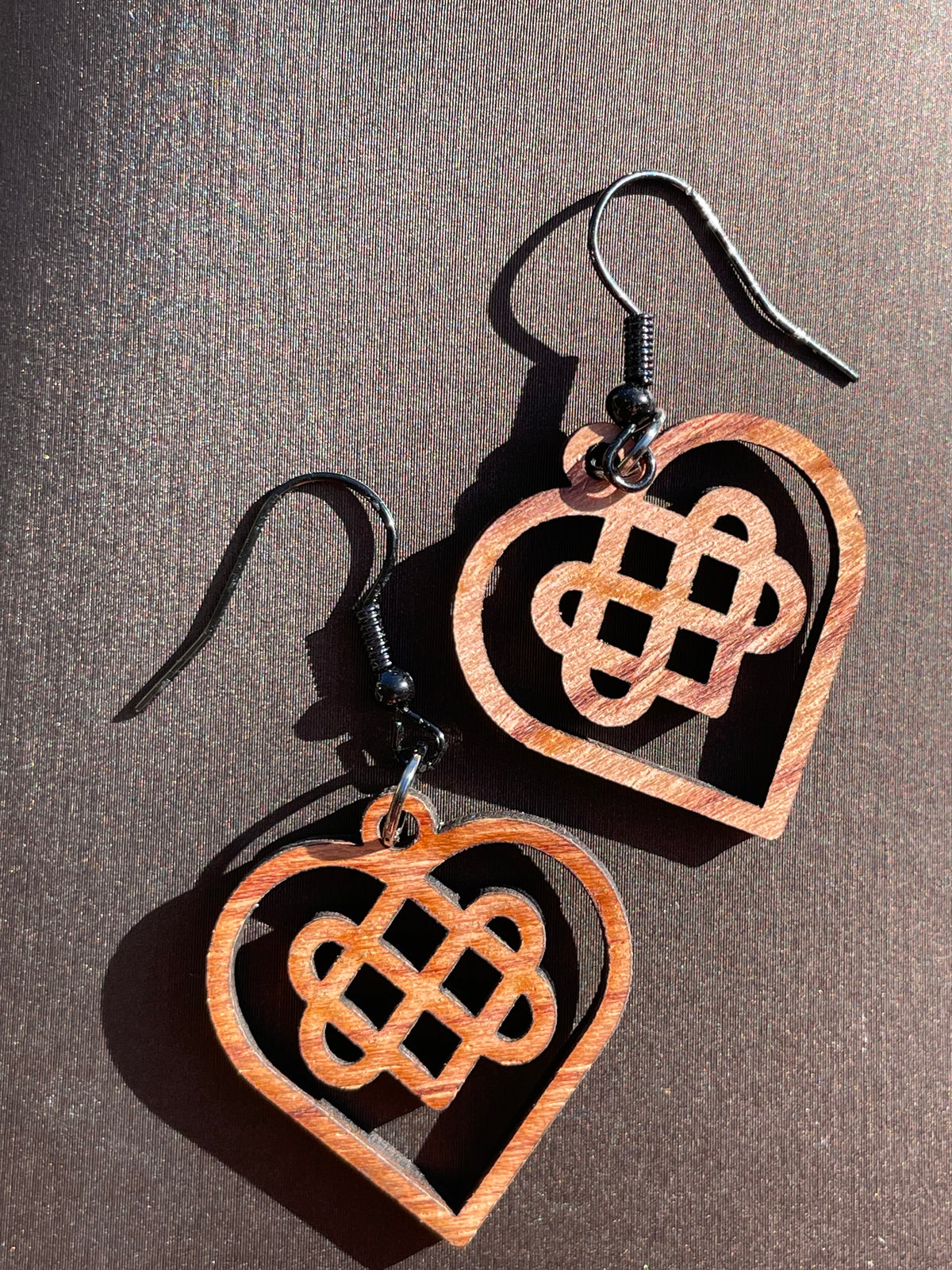 Boucles d'oreilles en bois de noyer Noeud Triple Coeur Celtique