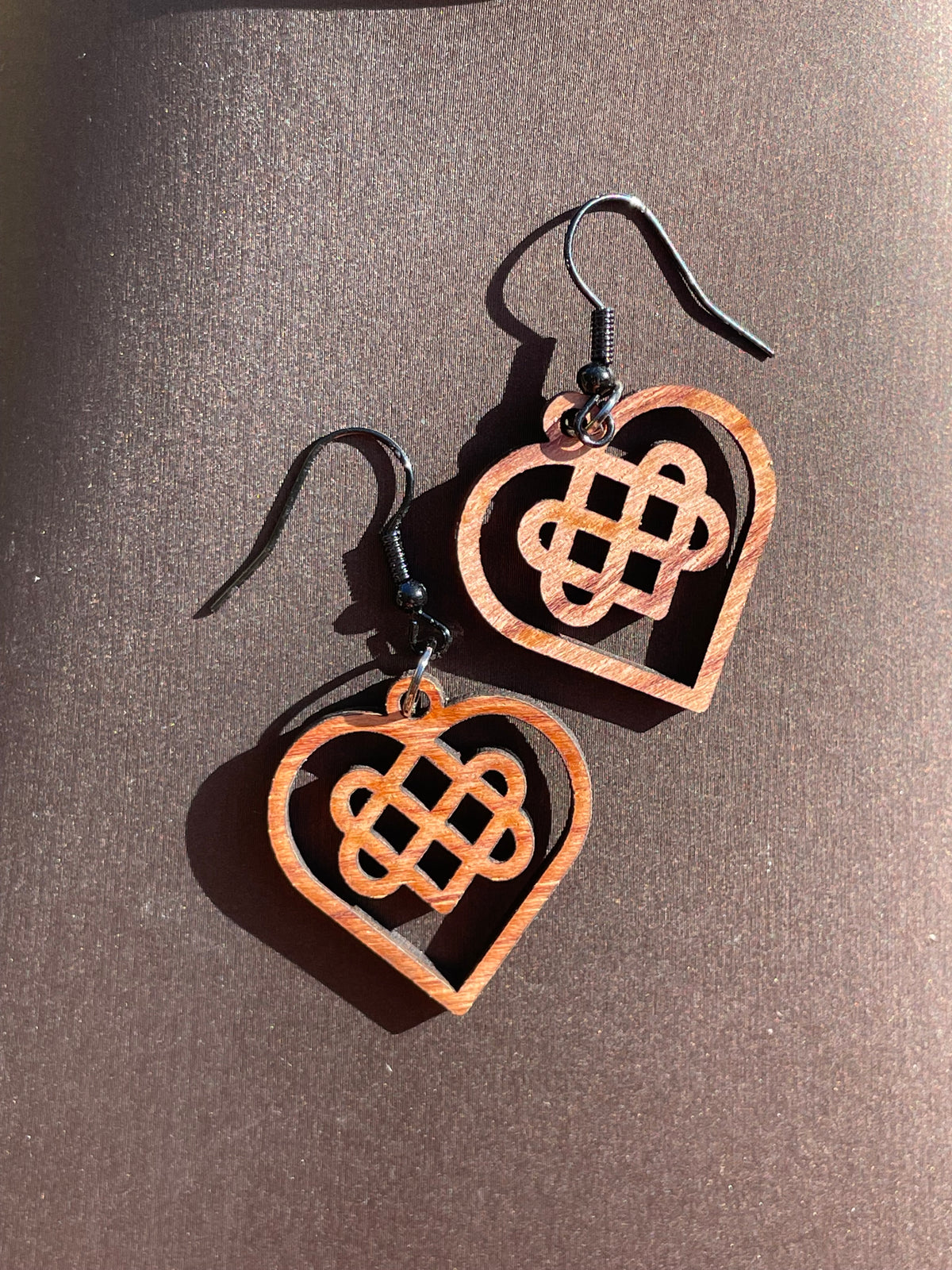 Boucles d'oreilles en bois de noyer Noeud Triple Coeur Celtique