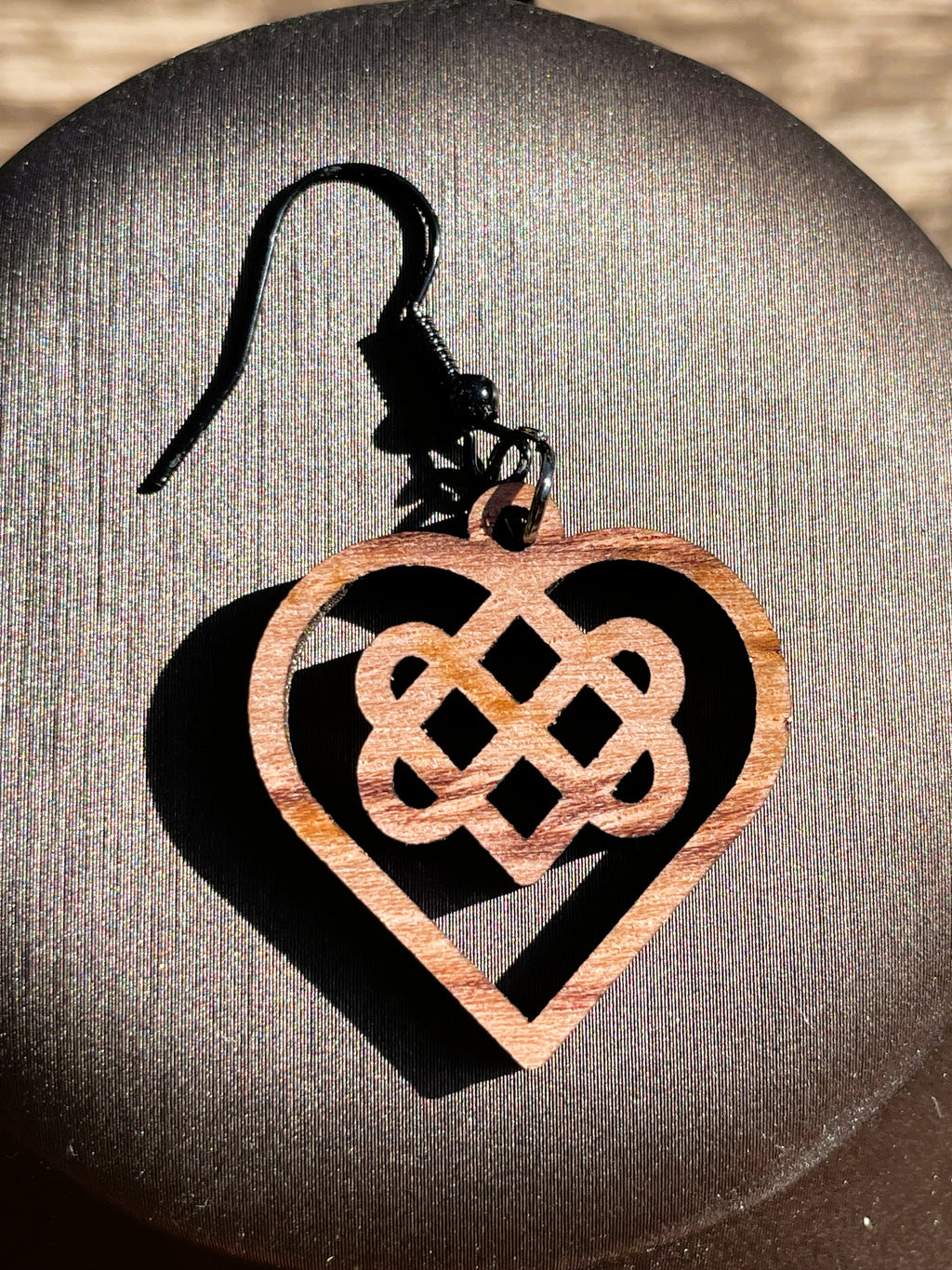 Boucles d'oreilles en bois de noyer Noeud Triple Coeur Celtique