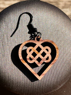 Boucles d'oreilles en bois de noyer Noeud Triple Coeur Celtique
