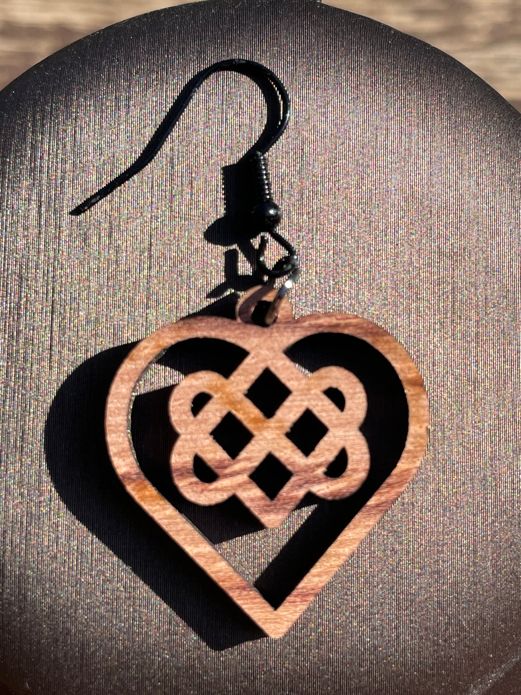 Boucles d'oreilles en bois de noyer Noeud Triple Coeur Celtique
