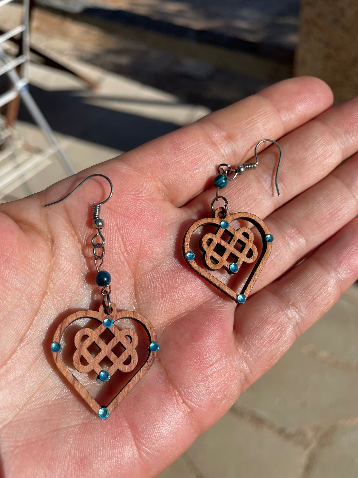 Boucles d'oreilles en bois de noyer Noeud Triple Coeur Celtique & Strass & perle oeil du tigre bleu