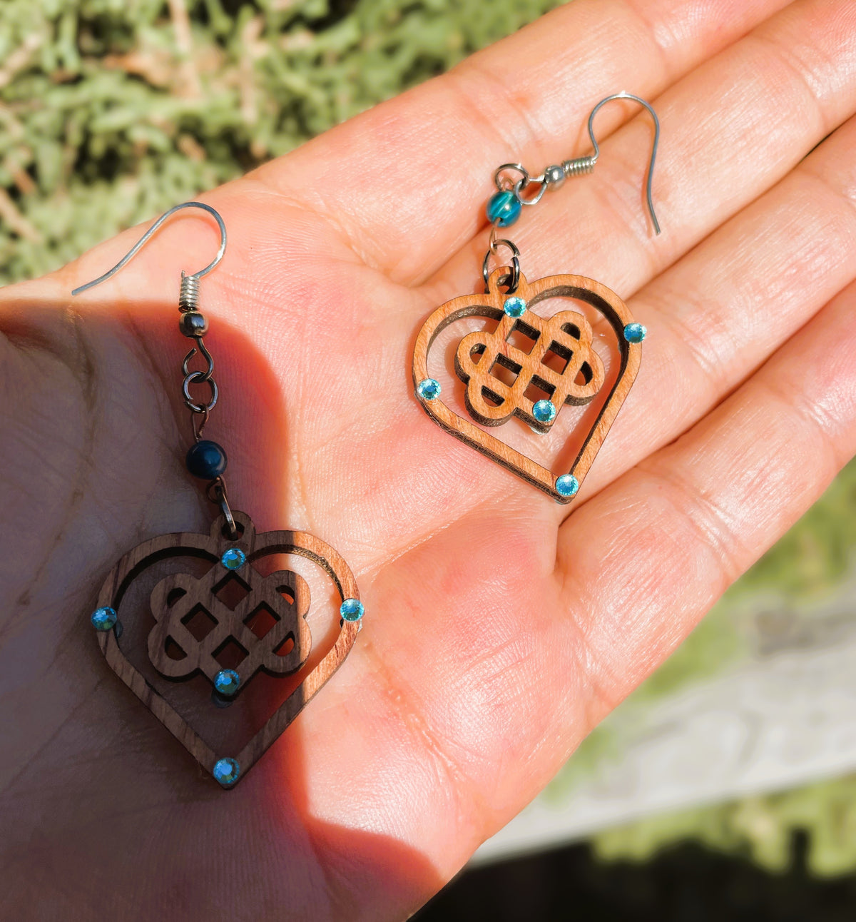 Boucles d'oreilles en bois de noyer Noeud Triple Coeur Celtique & Strass & perle oeil du tigre bleu