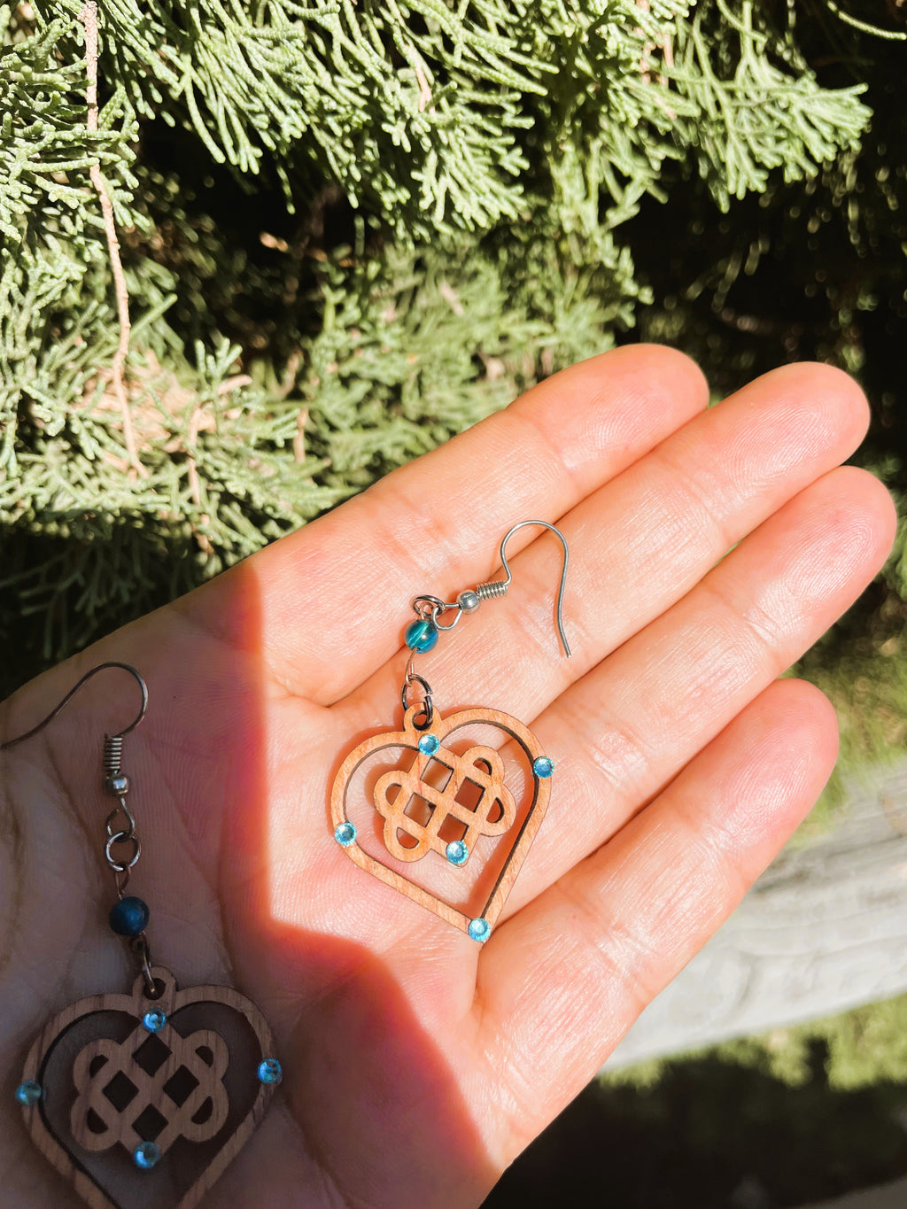 Boucles d'oreilles en bois de noyer Noeud Triple Coeur Celtique & Strass & perle oeil du tigre bleu