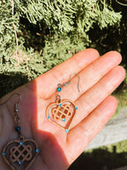 Boucles d'oreilles en bois de noyer Noeud Triple Coeur Celtique & Strass & perle oeil du tigre bleu