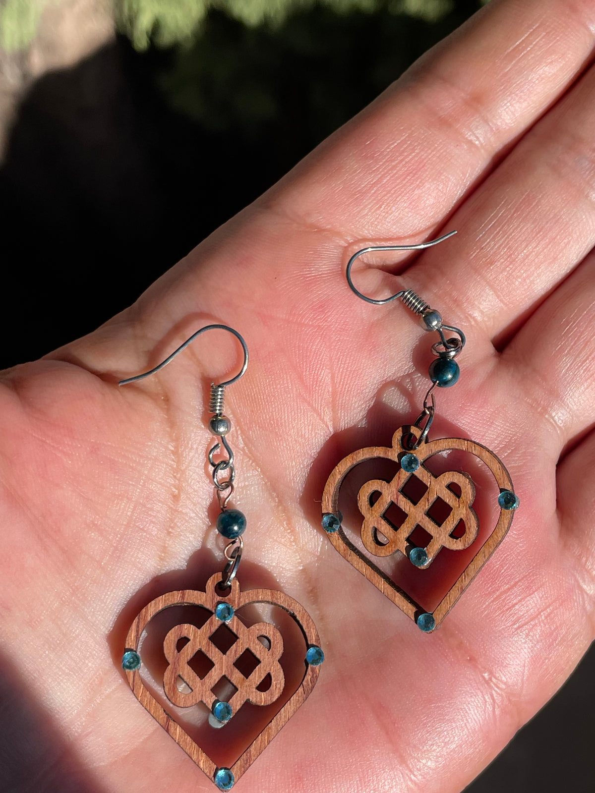 Boucles d'oreilles en bois de noyer Noeud Triple Coeur Celtique & Strass & perle oeil du tigre bleu