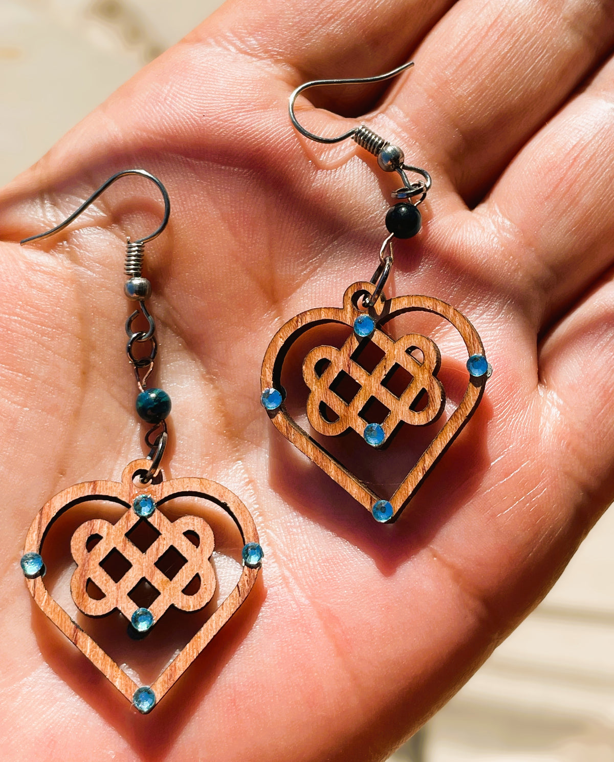 Boucles d'oreilles en bois de noyer Noeud Triple Coeur Celtique & Strass & perle oeil du tigre bleu