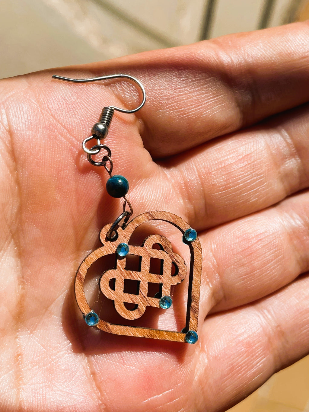 Boucles d'oreilles en bois de noyer Noeud Triple Coeur Celtique & Strass & perle oeil du tigre bleu