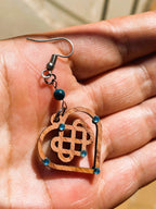 Boucles d'oreilles en bois de noyer Noeud Triple Coeur Celtique & Strass & perle oeil du tigre bleu