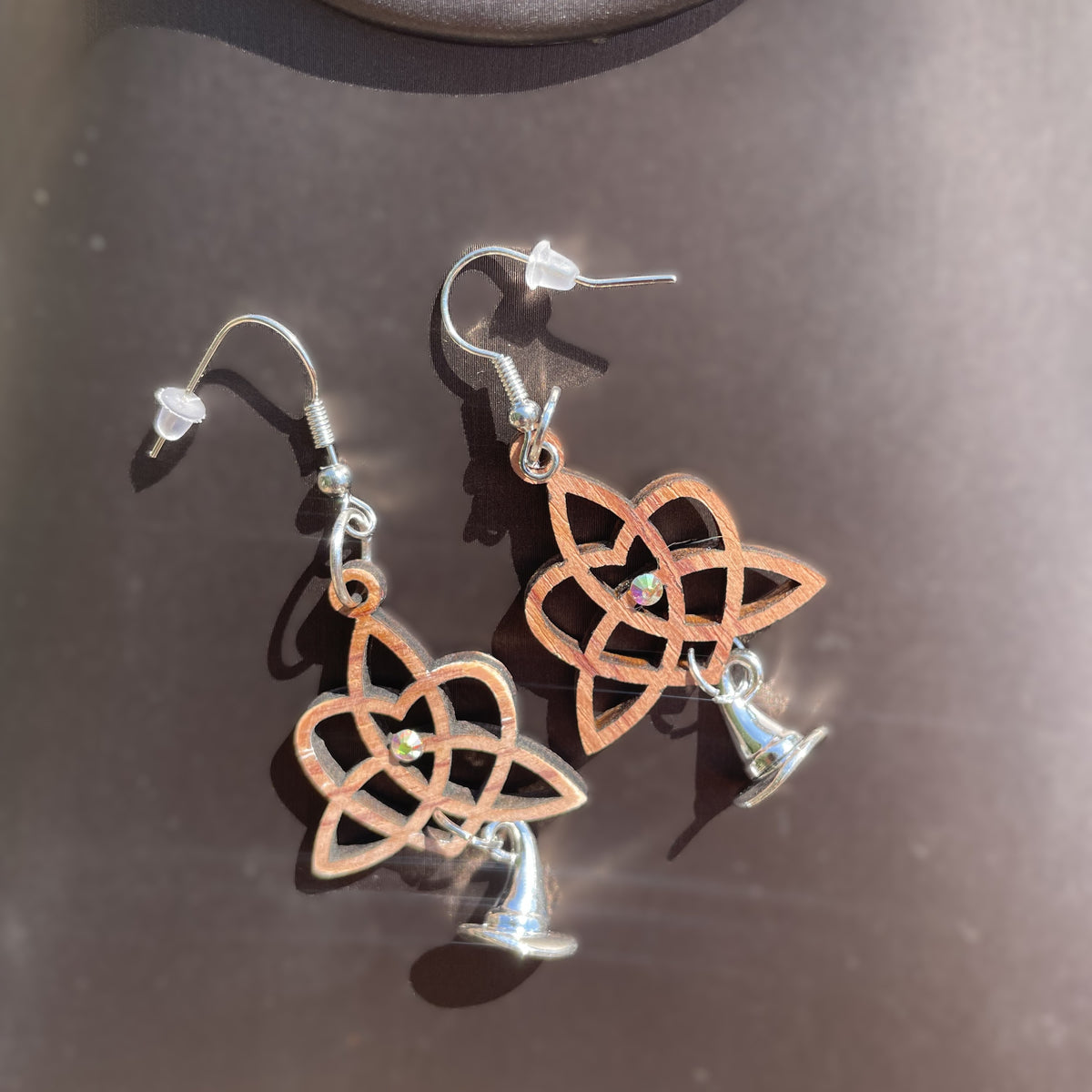 Boucles d'oreilles en bois de noyer Noeud Triquetra / Coeur & chapeau pointu