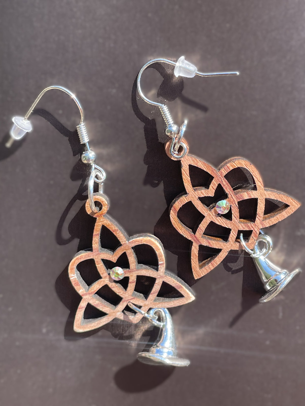 Boucles d'oreilles en bois de noyer Noeud Triquetra / Coeur & chapeau pointu