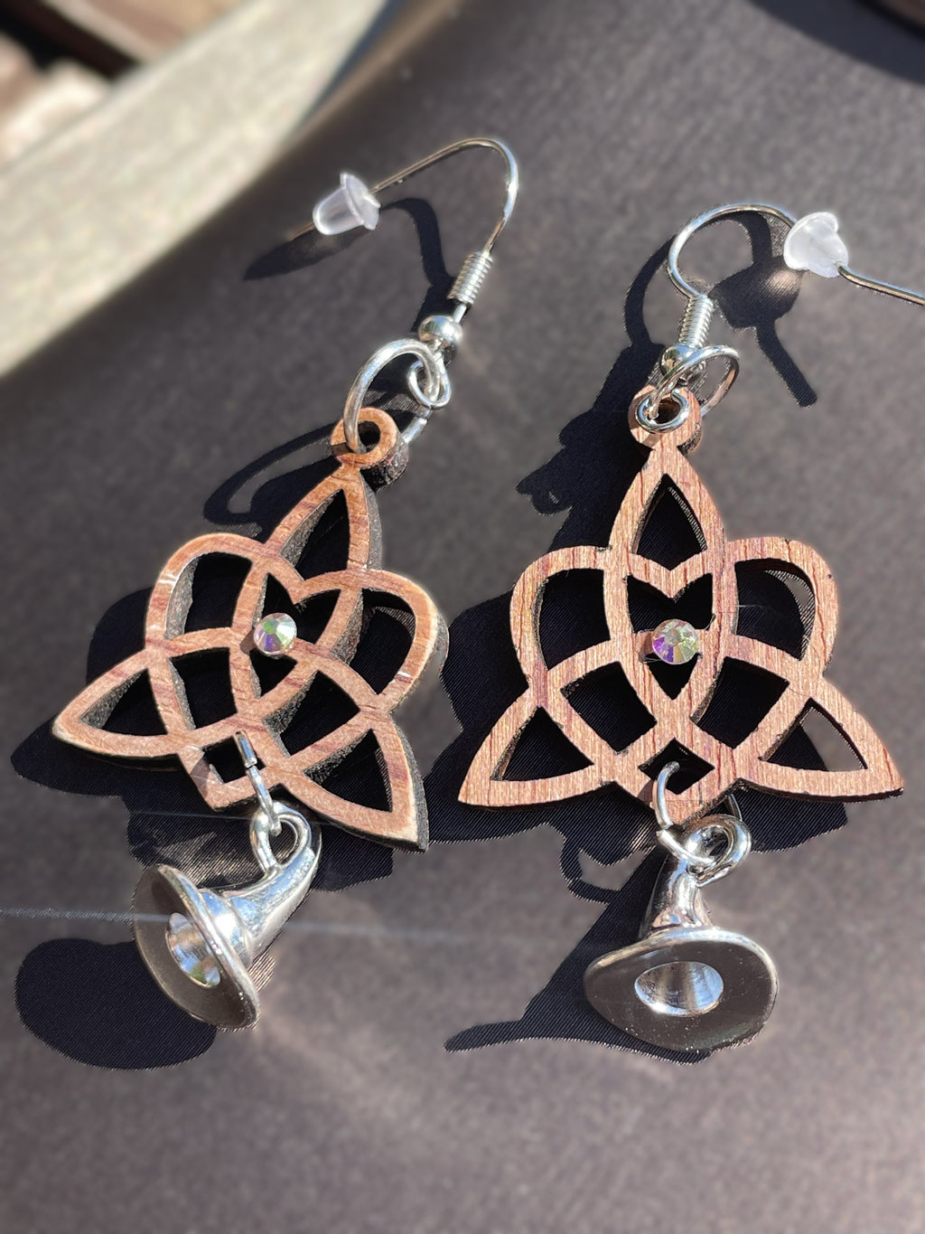 Boucles d'oreilles en bois de noyer Noeud Triquetra / Coeur & chapeau pointu