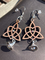 Boucles d'oreilles en bois de noyer Noeud Triquetra / Coeur & chapeau pointu