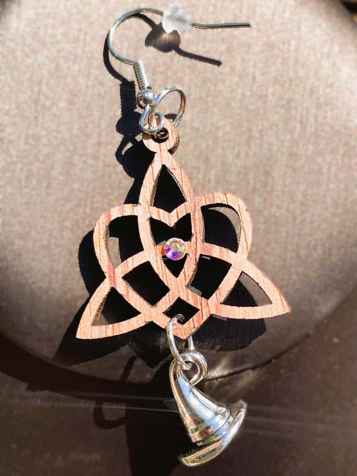 Boucles d'oreilles en bois de noyer Noeud Triquetra / Coeur & chapeau pointu