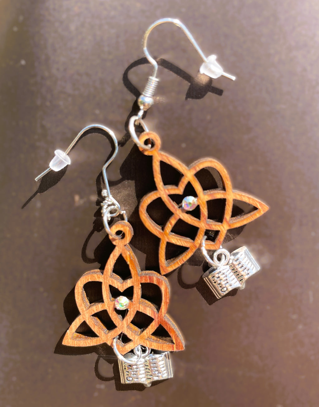 Boucles d'oreilles en bois de noyer Noeud Triquetra / Coeur & Grimoire