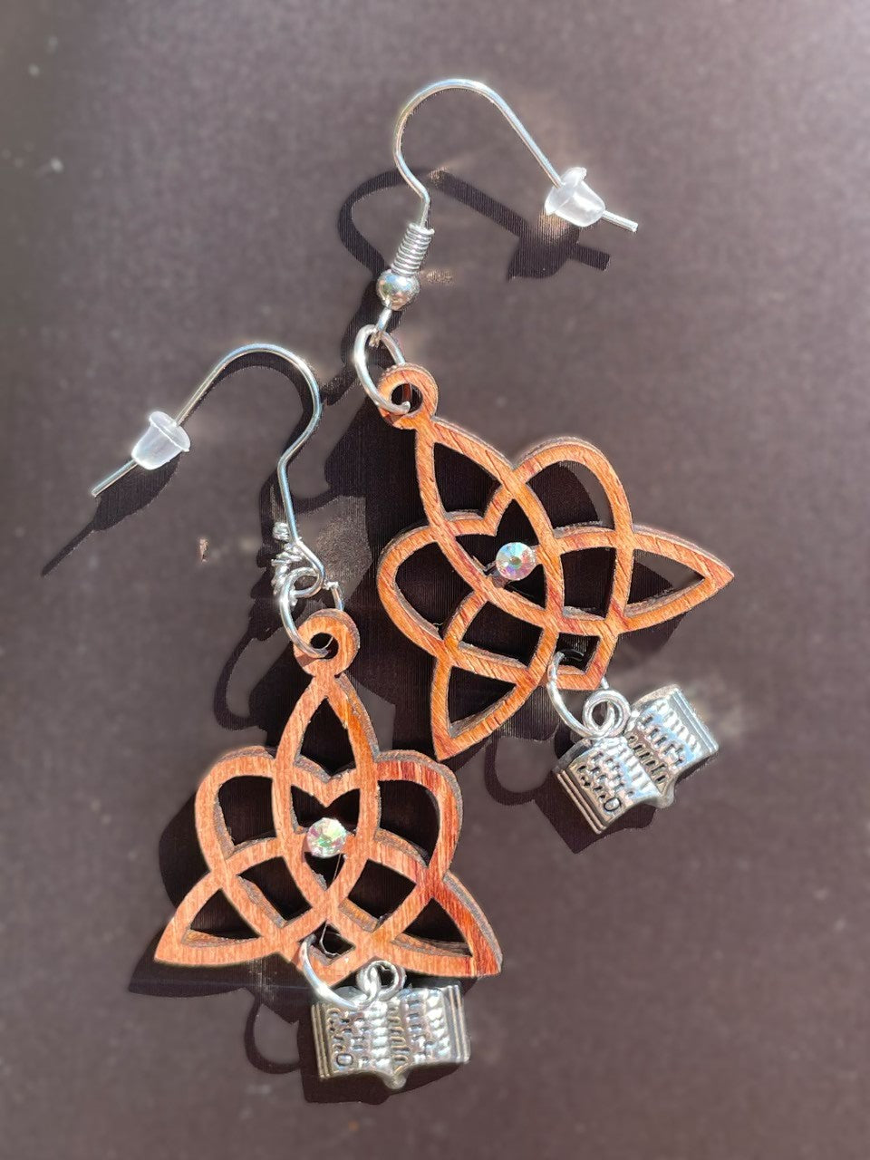 Boucles d'oreilles en bois de noyer Noeud Triquetra / Coeur & Grimoire